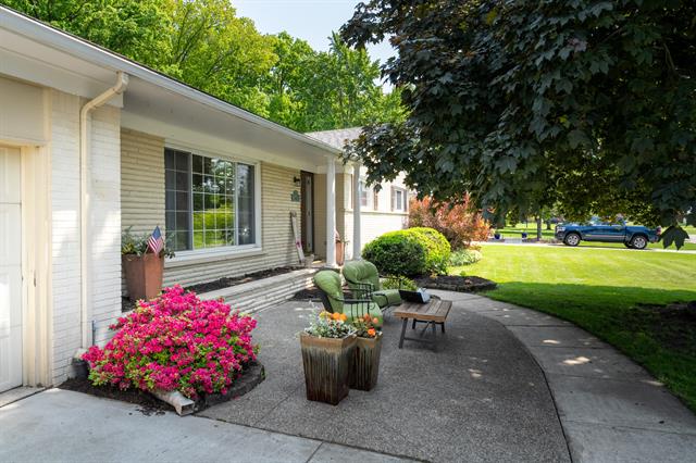 front view picture of 31856 Nixon St, Franklin, MI. 48025