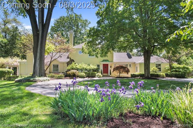 front view picture of 19905 Beverly Rd, Franklin, MI. 48025
