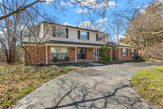 front view picture of 33777 Heritage Hills Dr, Farmington, MI. 48331
