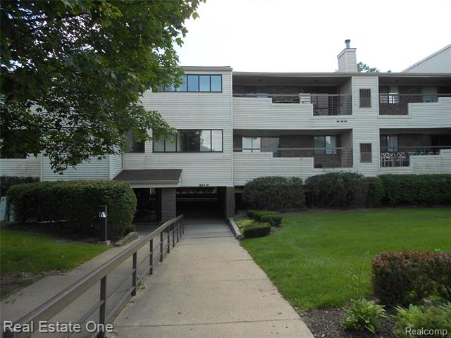 front view picture of 30414 Orchard Lake Rd, Farmington, MI. 48334