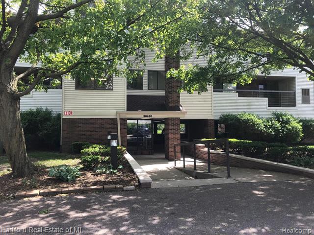 front view picture of 30450 Orchard Lake Rd, Farmington, MI. 48334