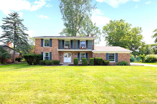 front view picture of 31472 Sunset Dr, Franklin, MI. 48025