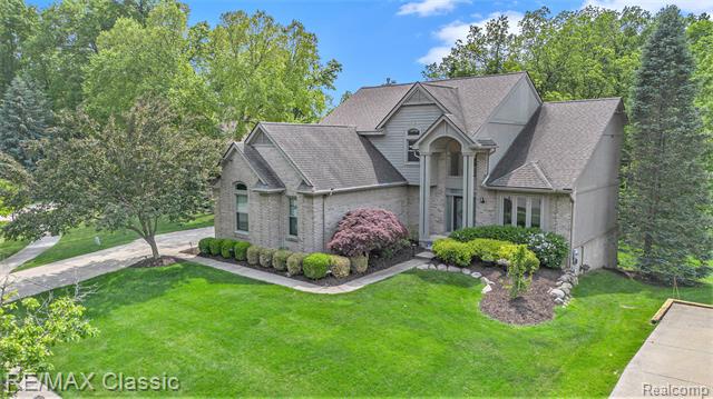 front view picture of 40515 Paisley Cir, Novi, MI. 48377