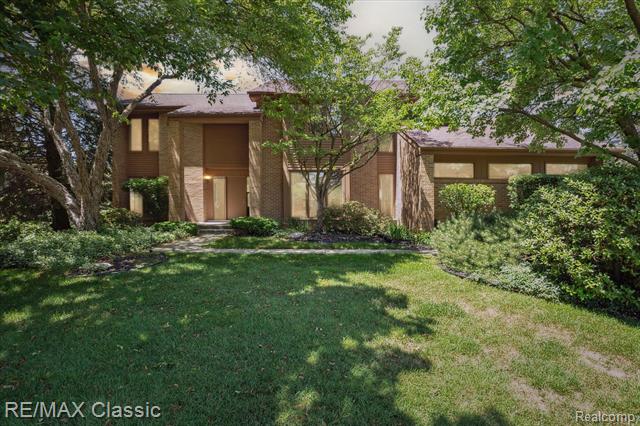 front view picture of 35606 Huntsman Ct, Farmington, MI. 48331