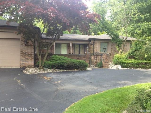 front view picture of 28645 Oak Crest Ct, Farmington, MI. 48334