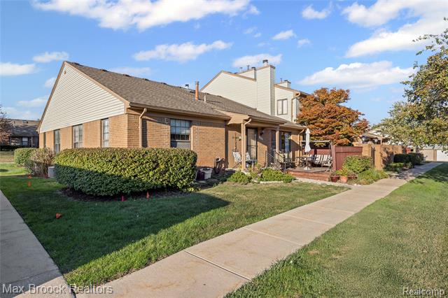 front view picture of 38903 Country Cir, Farmington, MI. 48331