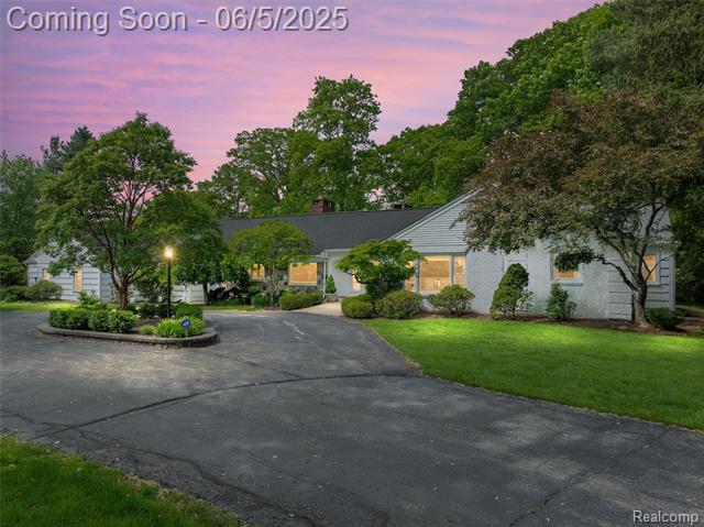 front view picture of 22191 Camelot Ct, Franklin, MI. 48025