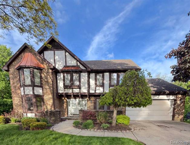 front view picture of 30797 Country Ridge Cir, Farmington, MI. 48331