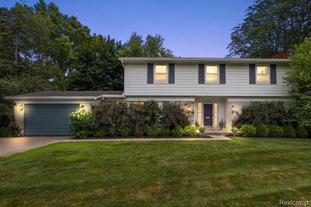 front view picture of 32010 Inglewood St, Franklin, MI. 48025