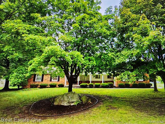 front view picture of 32363 Olde Franklin Dr, Farmington, MI. 48334