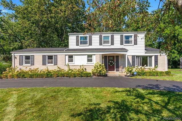 front view picture of 30755 Woodstream Dr, Farmington, MI. 48334