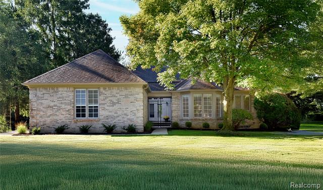 front view picture of 32175 Spruce Ln, Franklin, MI. 48025