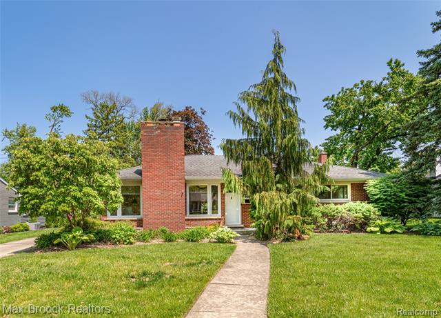 front view picture of 16926 Beverly Rd, Franklin, MI. 48025
