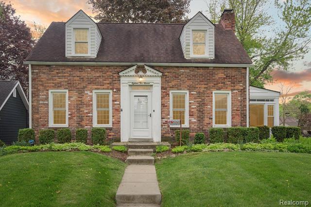 front view picture of 18411 Devonshire St, Franklin, MI. 48025
