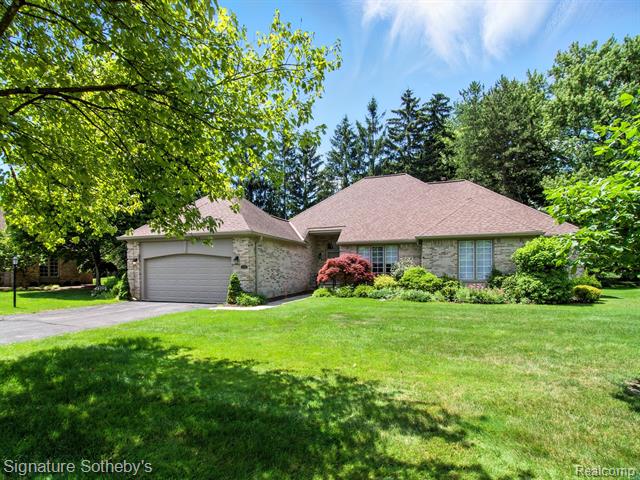 front view picture of 32326 Spruce Ln, Franklin, MI. 48025
