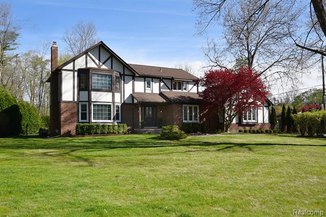 front view picture of 21520 Corsaut Ln, Franklin, MI. 48025