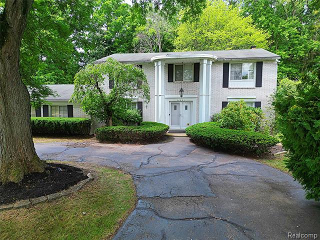 front view picture of 30851 Woodstream Dr, Farmington, MI. 48334