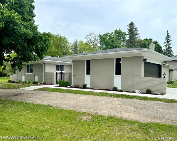 front view picture of 28806 Ramblewood Dr, Farmington, MI. 48334