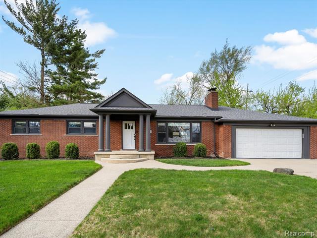 front view picture of 18120 Locherbie Ave, Franklin, MI. 48025