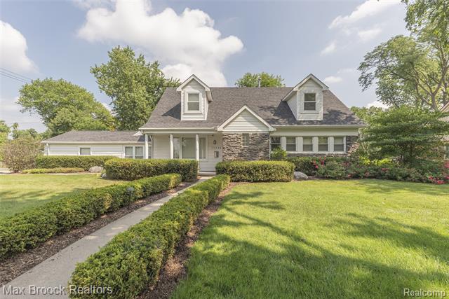 front view picture of 17426 Locherbie Ave, Franklin, MI. 48025