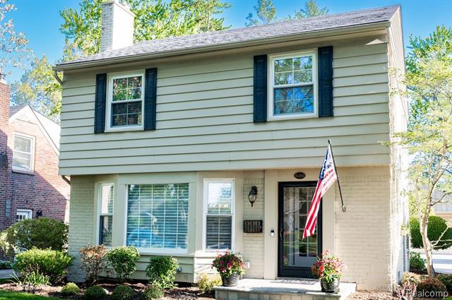 front view picture of 16260 Locherbie Ave, Franklin, MI. 48025
