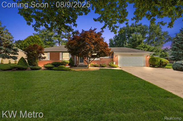 front view picture of 18241 Dunblaine Ave, Franklin, MI. 48025