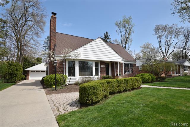 front view picture of 17880 Kinross Ave, Franklin, MI. 48025