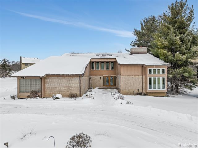 front view picture of 6040 Fairbrook Dr, West Bloomfield, MI. 48322
