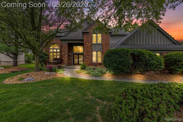 front view picture of 5064 Silverwood Dr, West Bloomfield, MI. 48322