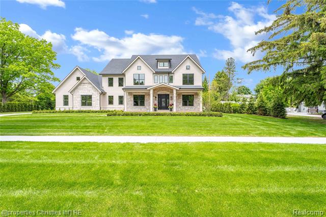 front view picture of 19138 Riverside Dr, Franklin, MI. 48025