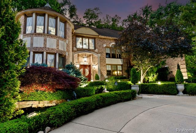 front view picture of 7310 Sandy Creek Ln, Bloomfield Hills, MI. 48301