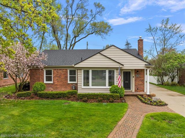 front view picture of 16981 Kirkshire Ave, Franklin, MI. 48025