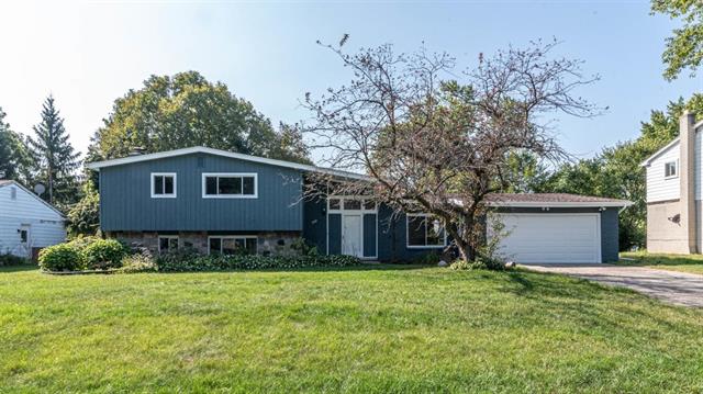 front view picture of 5559 Abington Rd, West Bloomfield, MI. 48322