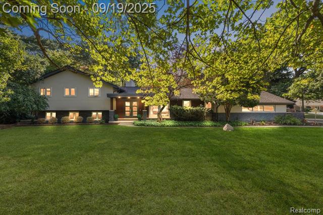 front view picture of 7315 Lindenmere Dr, Bloomfield Hills, MI. 48301