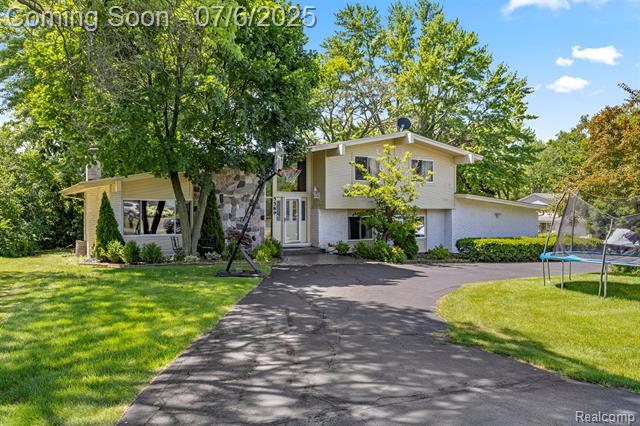 front view picture of 5589 Pembury Ln, West Bloomfield, MI. 48322