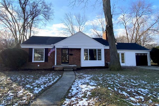 front view picture of 16975 W 14 Mile Rd, Franklin, MI. 48025