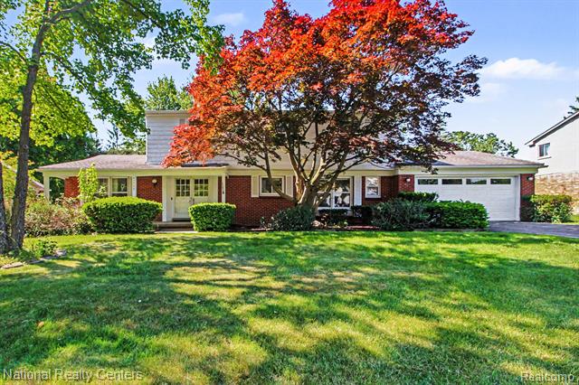 front view picture of 5535 Pembury Ln, West Bloomfield, MI. 48322
