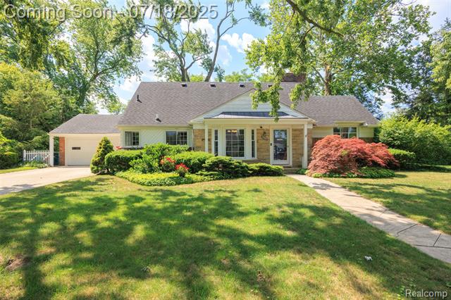 front view picture of 17501 Dunblaine Ave, Franklin, MI. 48025