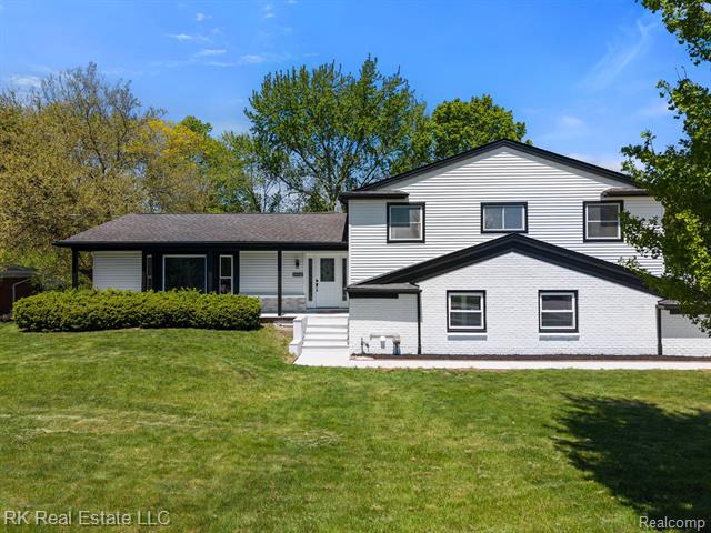 front view picture of 30728 W 14 Mile Rd, West Bloomfield, MI. 48322