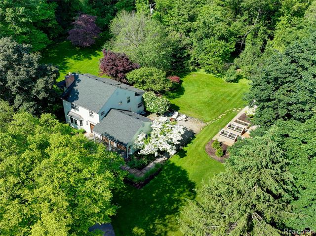 front view picture of 32965 Franklin Ct, Franklin, MI. 48025