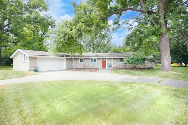 front view picture of 32875 Wing Lake Rd, Franklin, MI. 48025