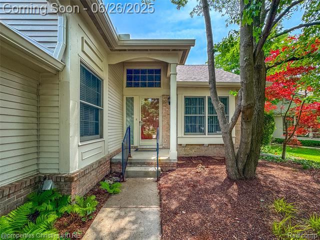 front view picture of 7569 Danbury Cir, West Bloomfield, MI. 48322