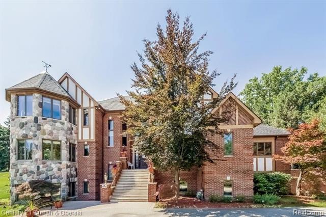 front view picture of 31085 Estate Woods Ct, Farmington, MI. 48331