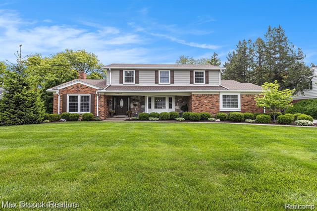 front view picture of 32032 Robinhood Dr, Franklin, MI. 48025