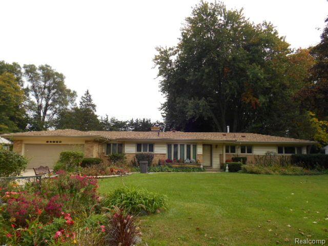 front view picture of 32336 Tareyton Ave, Farmington, MI. 48334