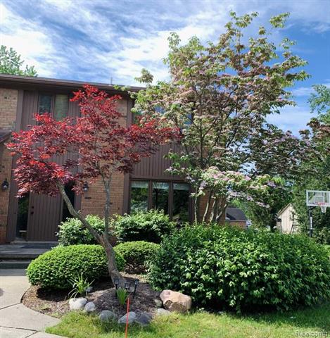 front view picture of 35315 Regency Ln, Farmington, MI. 48331