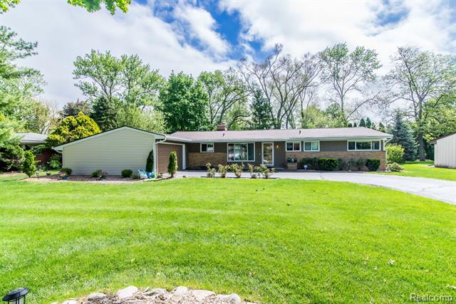 front view picture of 32396 Tareyton Ave, Farmington, MI. 48334