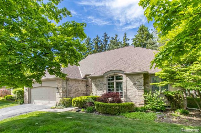 front view picture of 22170 Orchard Way, Franklin, MI. 48025