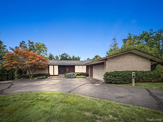 front view picture of 19822 Beverly Rd, Franklin, MI. 48025