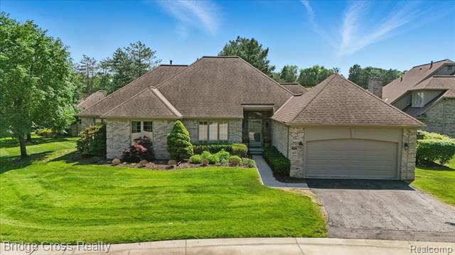 front view picture of 22025 Orchard Way, Franklin, MI. 48025